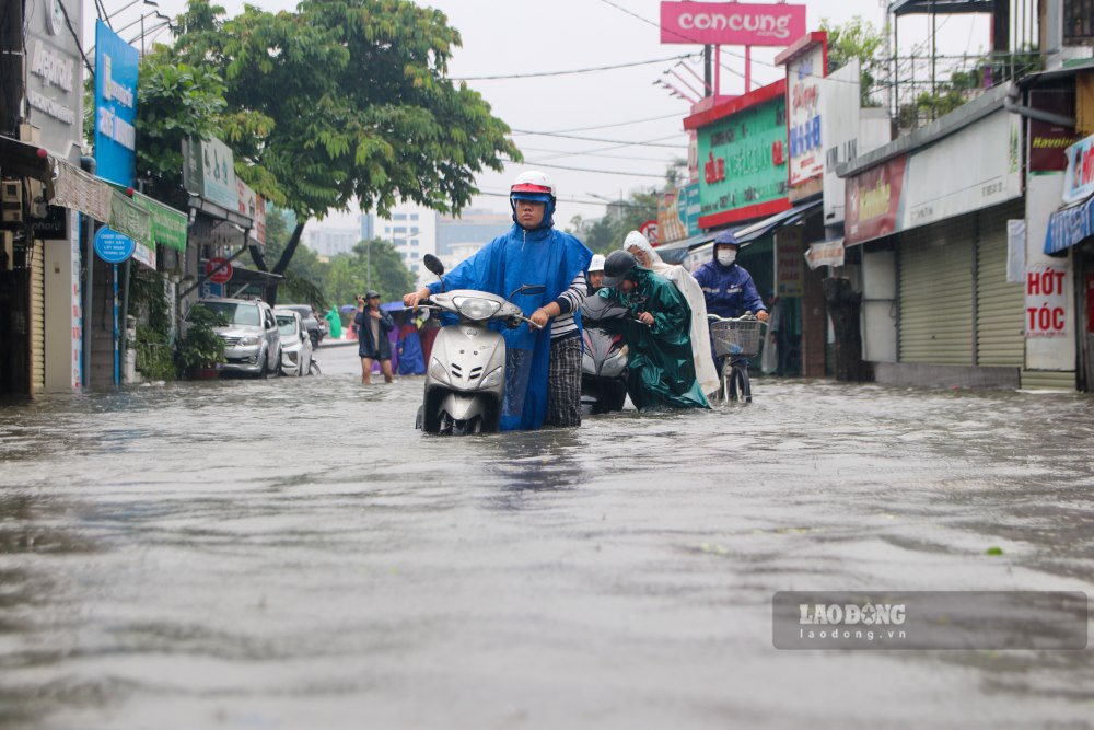 Tai duong Tran Phu, khu vuc thuoc dien vung cao cua thanh pho Hue xuat hien ngap o mot so cho, gay ra khong it kho khan cho nguoi tham gia giao thong.