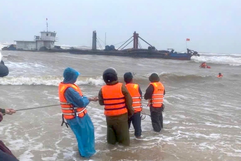 The authorities rescued 4 crew members on the drifting cargo ship. Photo: Border Guard