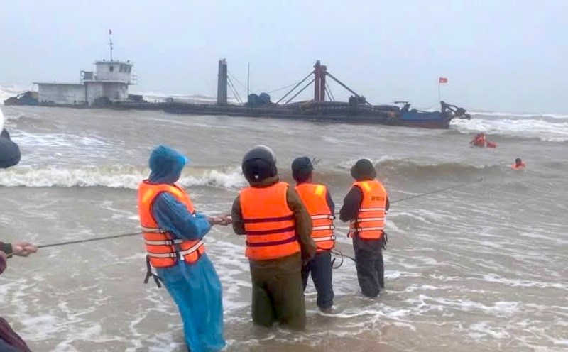 The authorities rescued 4 crew members on the drifting cargo ship. Photo: Border Guard