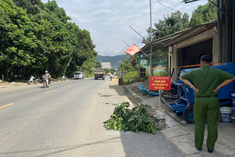 Luc luong chuc nang cang day canh bao nguy hiem. Anh: Cong an xa Bao Ha