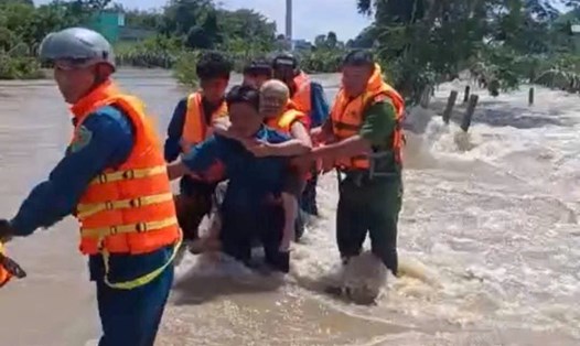 Hồ Thủy lợi Sông Quao (Lâm Đồng) xả lũ khiến nhiều hộ dân bị ngập phải sơ tán. Ảnh: Chính quyền địa phương cung cấp