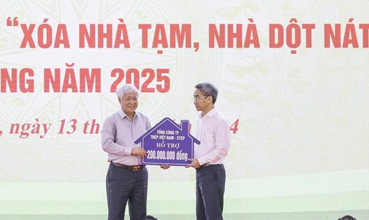 Ủy viên Bộ Chính trị, Bí thư Trung ương Đảng, Bí thư Đảng ủy MTTQ, các đoàn thể Trung ương, Chủ tịch Ủy ban Trung ương Mặt trận Tổ quốc Việt Nam Đỗ Văn Chiến (bên trái) tiếp nhận ủng hộ phong trào thi đua cả nước chung tay “xóa nhà tạm, nhà dột nát” trong năm 2025. Ảnh: N.Phượng
