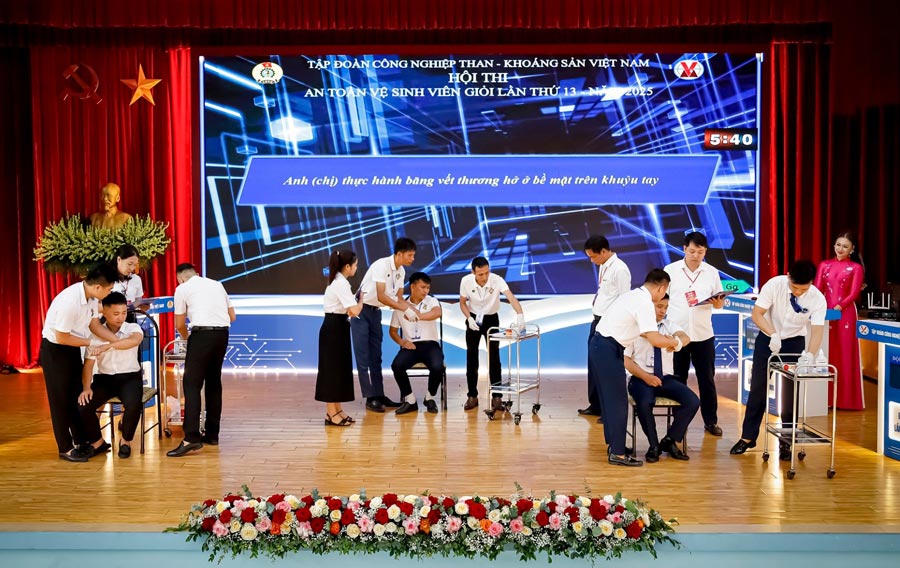Candidates participating in the 13th TKV Excellent Safety and Hygiene Competition in 2025 organized by the Vietnam Coal and Mineral Industries Trade Union. Photo: TKV Trade Union