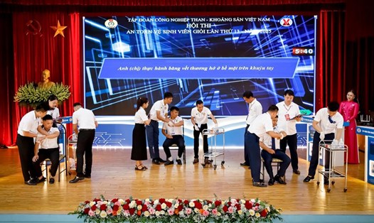 Các thí sinh tham gia Hội thi ATVSV giỏi TKV lần thứ XIII, năm 2025 do Công đoàn Than - Khoáng sản Việt Nam tổ chức. Ảnh: Công đoàn TKV