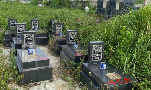 Loạt ngôi mộ không có cốt "mọc" trên phần đất thực hiện dự án đường sắt qua Hải Phòng. Ảnh: Xã An Khánh