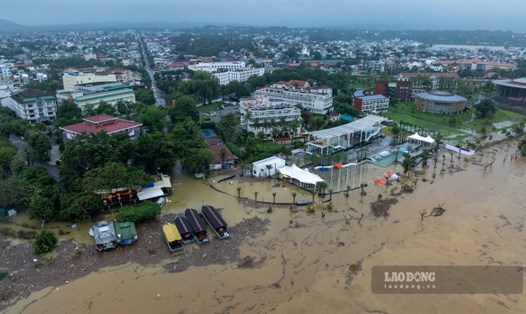 Toàn cảnh TP Huế ngập trong nước lũ. Ảnh: Phúc Đạt