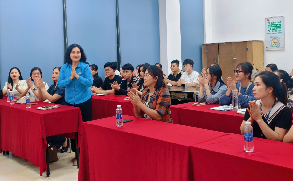Lanh dao Cung Van hoa Lao dong Huu nghi Viet Tiep trao doi y nghia cua chuong trinh den nguoi lao dong. Ảnh: Cung Viet Tiep