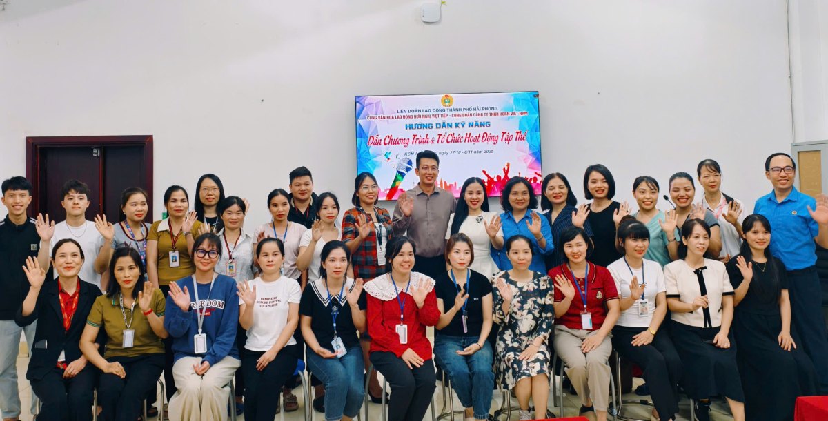 ハイフォンの労働者 40 人がホスティングスキルに関するトレーニングコースに参加しました。写真: ベト・ティエップ宮殿