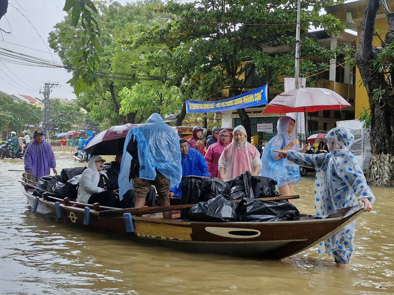 Du bao thoi tiet ngay mai lu tren cac song o Hue, Da Nang, Quang Ngai con duy tri o muc cao. Anh: Thu Giang