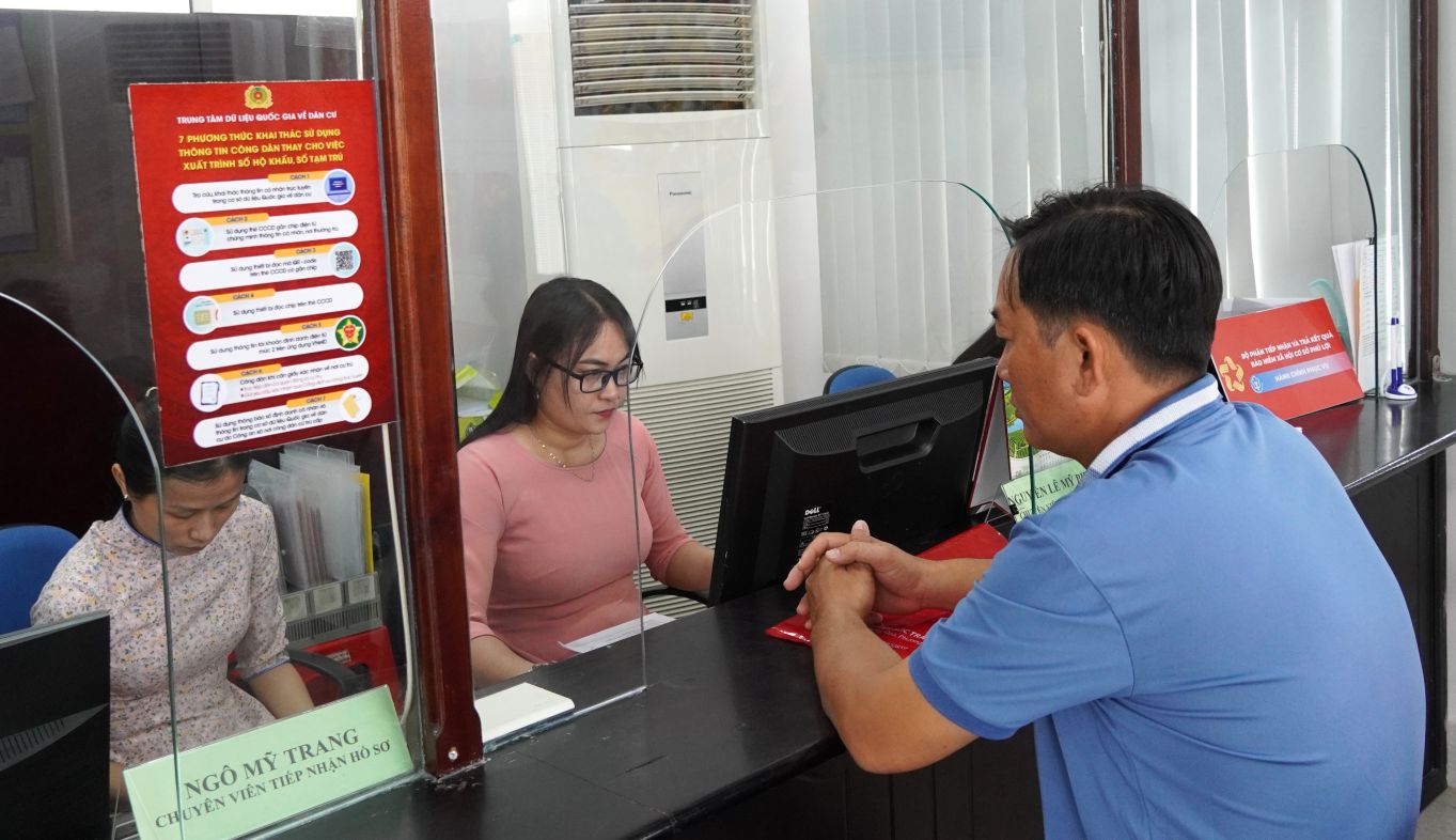 カントー市フーロイ区の行政サービスセンターには行政手続きをしに人々がやって来ます。写真: フォン・アイン