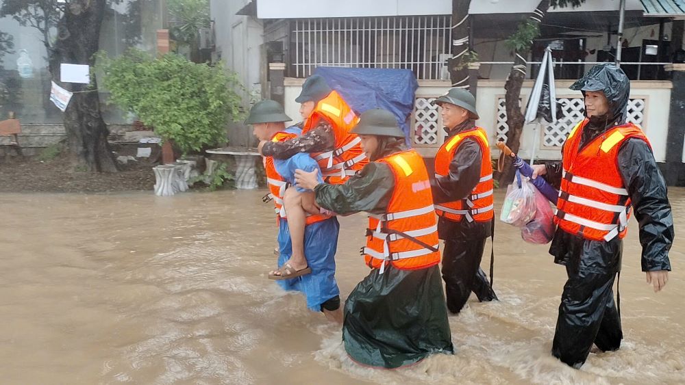 82세 노인을 침수 지역에서 데리고 나와 다낭 산사태 지역에서 주민들을 대피시키고 있습니다. 사진: Mai Vy