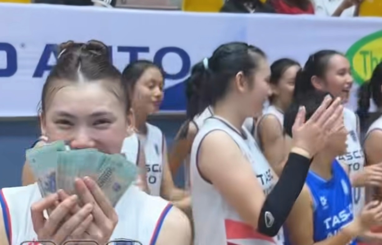 Doi Ha Noi nhan thuong nong sau tran thang tai giai bong chuyen hang A quoc gia. Anh: Cat tu video