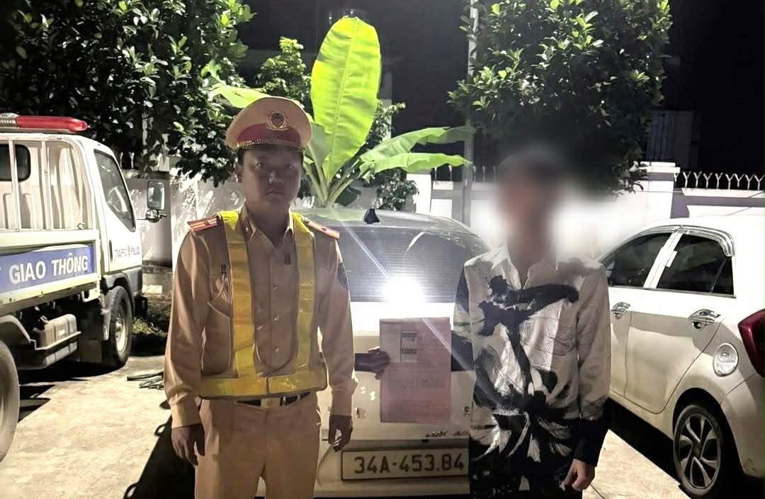 Thanh niên điều khiển ôtô vi phạm nồng độ cồn, dương tính thêm 4 loại chất cấm. Ảnh: Công an Tuyên Quang