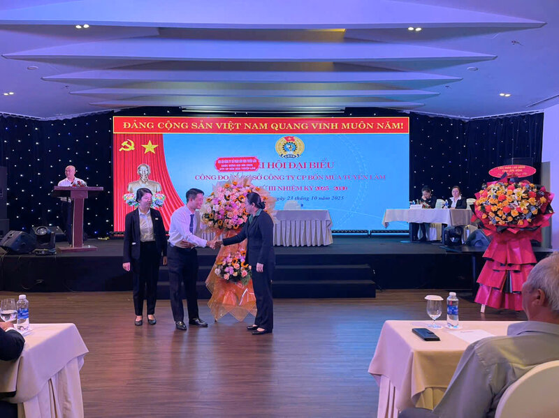 Le syndicat de base de la societe par actions Bon Mua Tuyen Lam pour le mandat 2025-2030 s'est fixe pour objectif de prendre soin de maniere globale et d'ameliorer la vie des travailleurs. Photo : Lam Duc