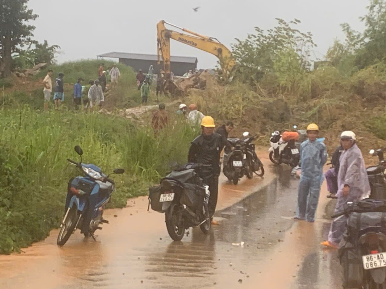 Hang tram khoi dat da sat lo xuong duong tren deo Dai Ninh. Anh: Cong an cung cap