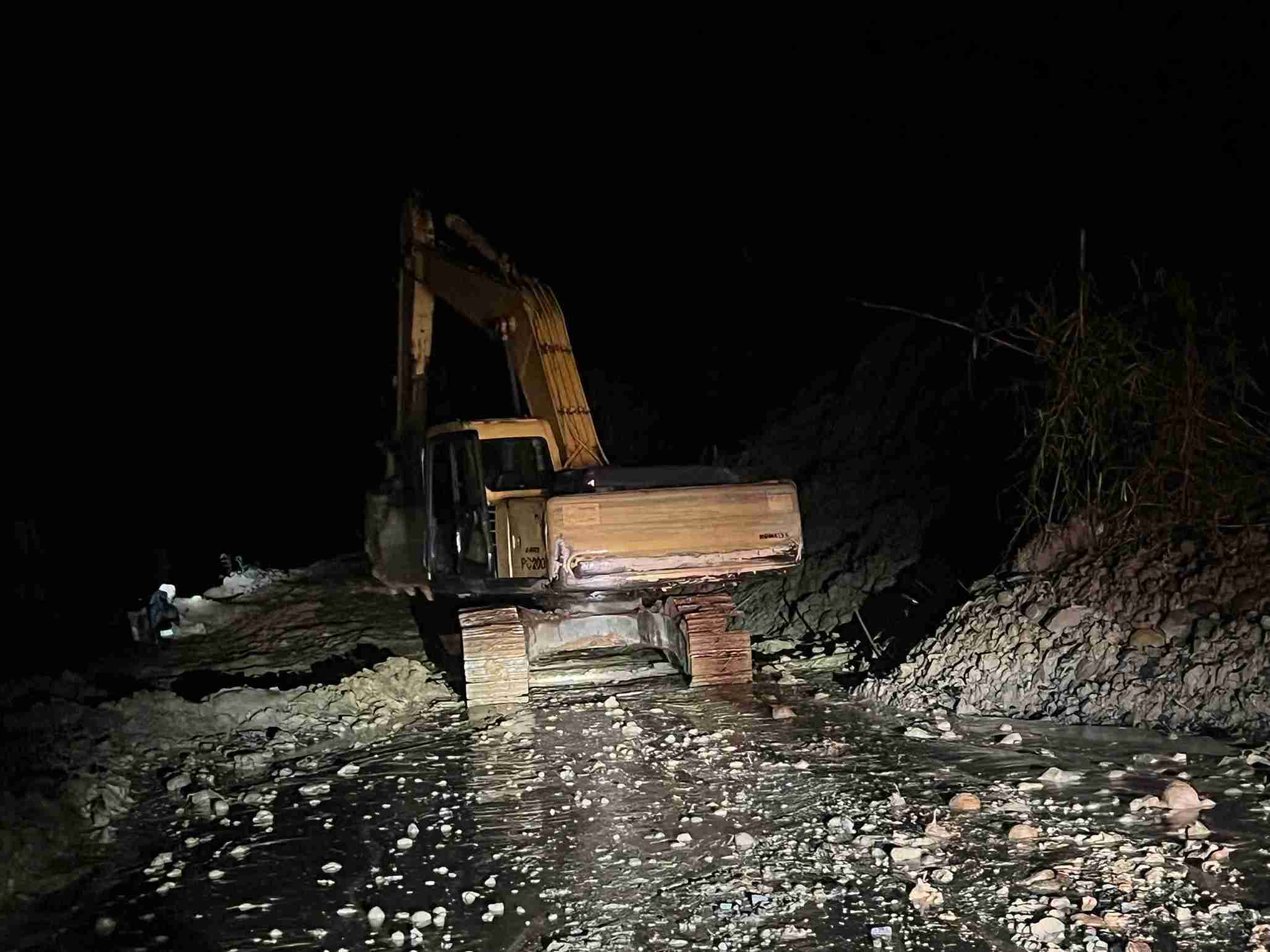 Luc 19 gio 20 phut ngay 27.10, hien truong sat lo duoc khac phuc, deo Dai Ninh da thong xe. Anh: Cong an cung cap