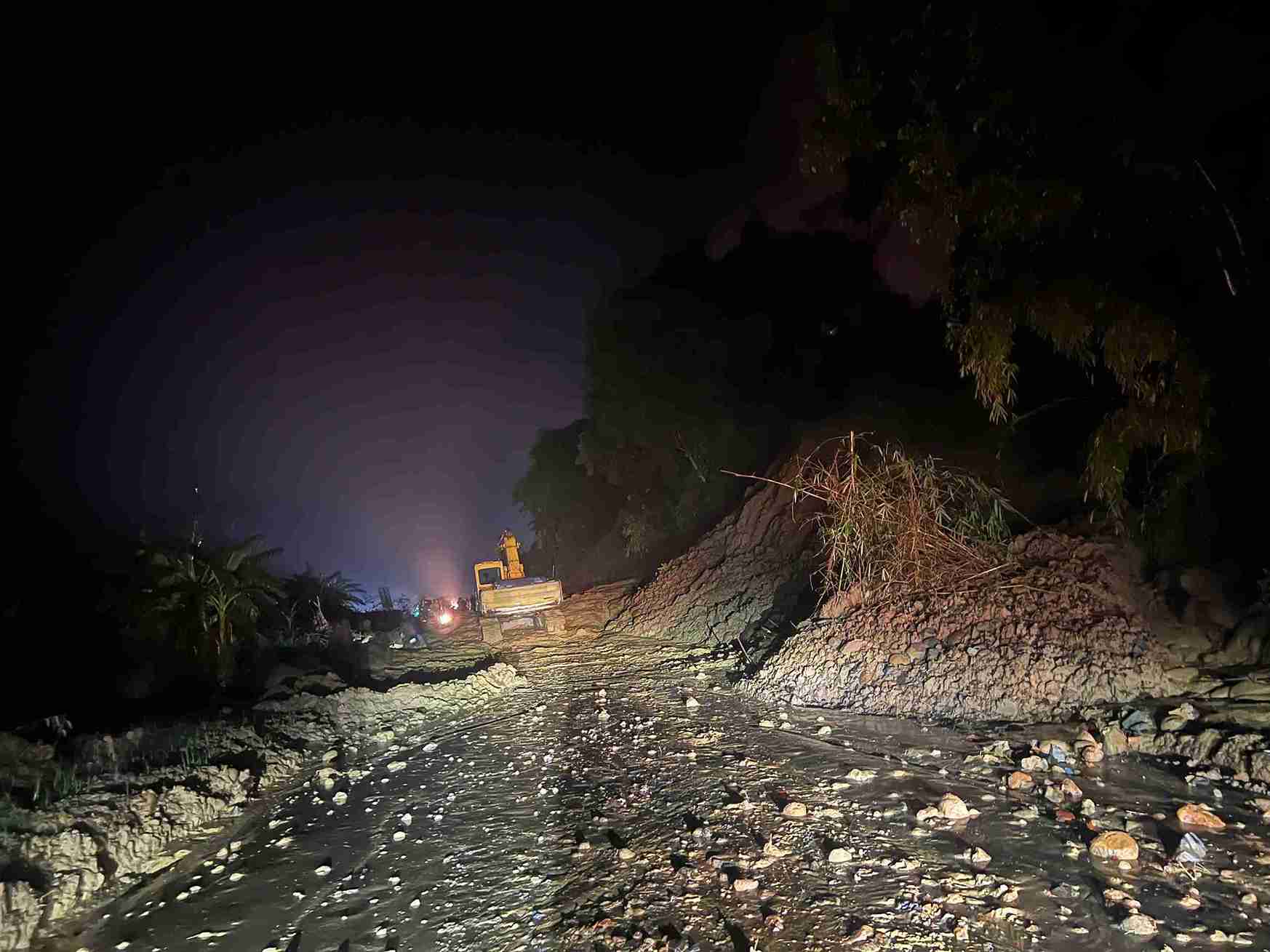 Dai Ninh Pass (National Highway 28B, Lam Dong) has been opened to traffic after many hours of being paralyzed due to landslides. Photo: Provided by the police