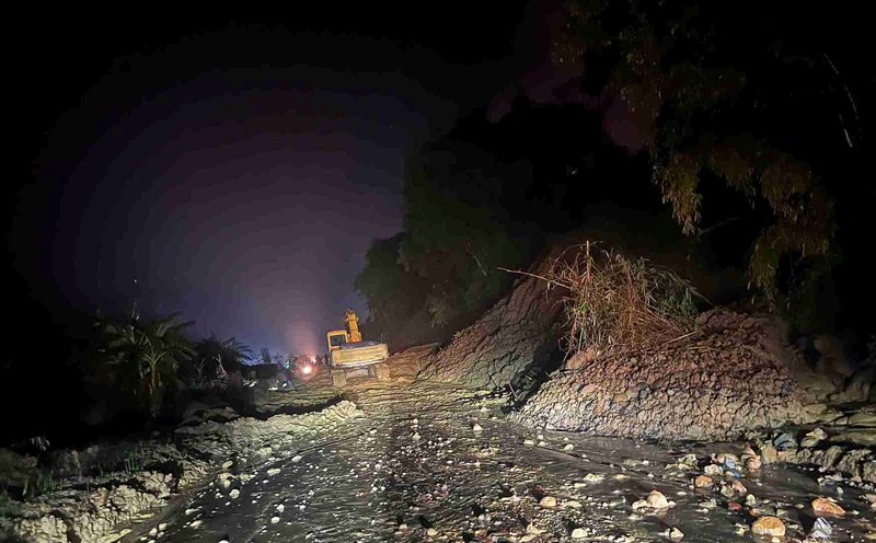 Dai Ninh Pass (National Highway 28B, Lam Dong) has been opened to traffic after many hours of being paralyzed due to landslides. Photo: Provided by the police