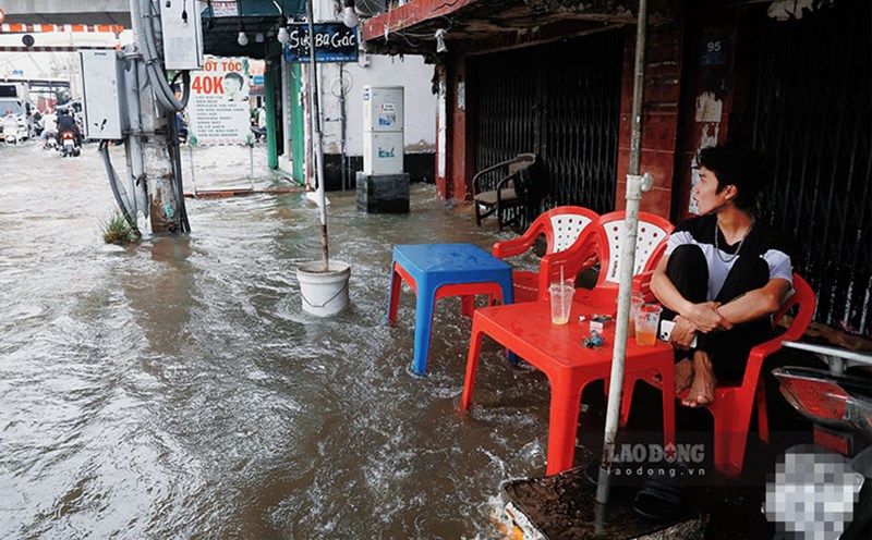 The power pole on Tran Xuan Soan Street (HCMC) was flooded due to high tides. Photo: Viet Anh