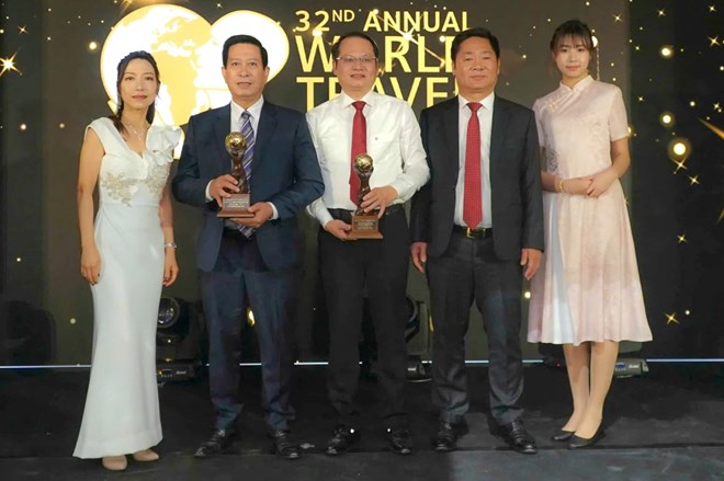 Dai dien Ban Quan ly Vuon Quoc gia Phong Nha - Ke Bang tai noi trao giai. Anh: Hoang Than