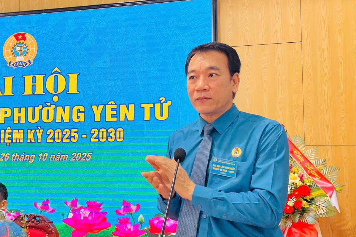 To Xuan Thao 꽝닌성 노동총연맹 위원장이 Yen Tu 동 노동조합 대회 지시 연설을 하고 있습니다. 사진: Yen Tu 동 전자 정보 포털