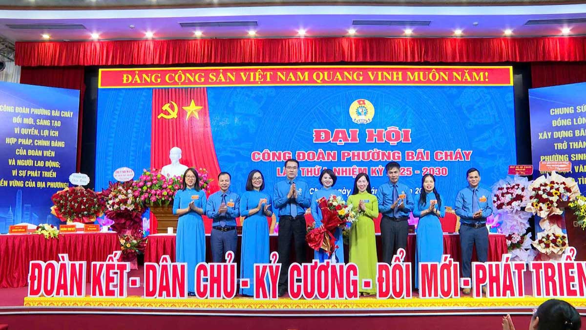 Lanh dao LDLD tinh Quang Ninh, lanh dao Dang uy phuong Bai Chay tang hoa chuc mung Ban chap hanh Cong doan phuong Bai Chay khoa I, nhiem ky 2025-2030. Anh: Cong TTDT phuong Bai Chay