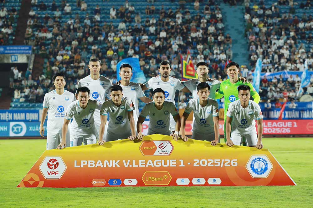 Tiep don Da Nang, cau lac bo Nam Dinh ra san voi doi hinh thieu vang nhieu tru cot nhu Kyle Hudline, Percy Tau, Romulo, Caio Cesar, Hong Duy, Tuan Anh... va chi co 2/3 suat ngoai binh gop mat. Theo thong tin tu cau lac bo Nam Dinh, ngoai binh Kyle Hudline va Romulo bi om, so cau thu con lai deu khong du the trang hoac chan thuong.