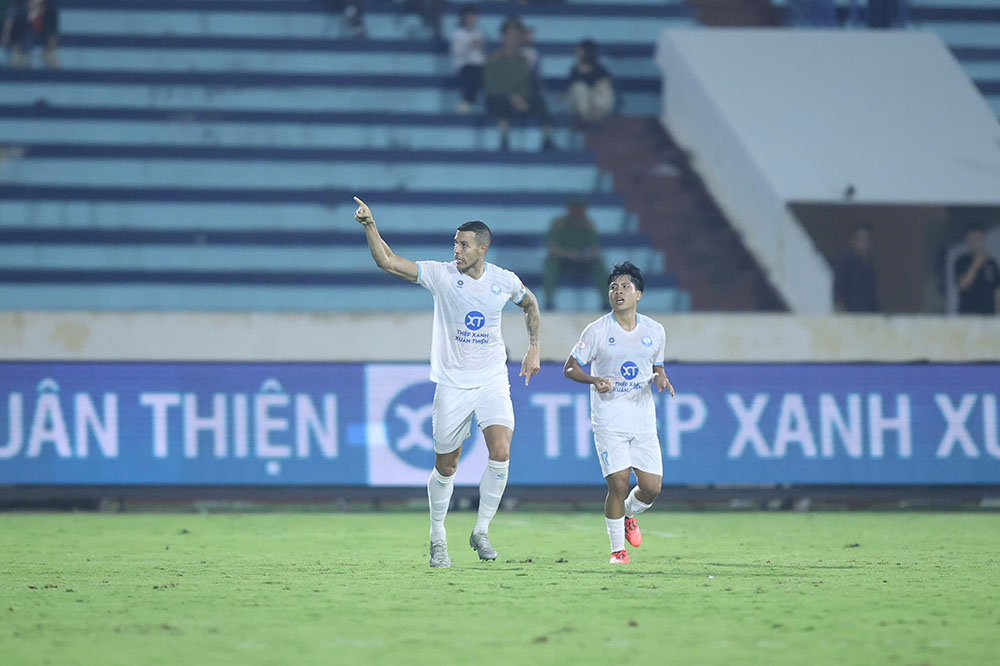 No luc tan cong khong ngung cua Nam Dinh cuoi cung cung mang lai ket qua o phut 89, khi Lucas bat cao danh dau chuan xac, ghi ban san bang ti so 1-1 cho doi chu nha.