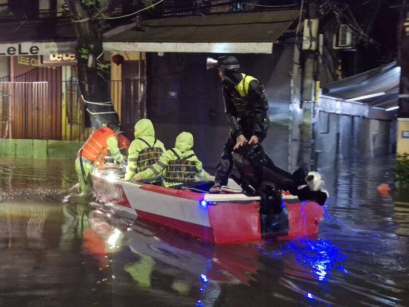 밤샘 구조대가 호이안 고대 도시(다낭) 주민들을 이주시키는 것을 지원합니다. 사진: Thu Giang