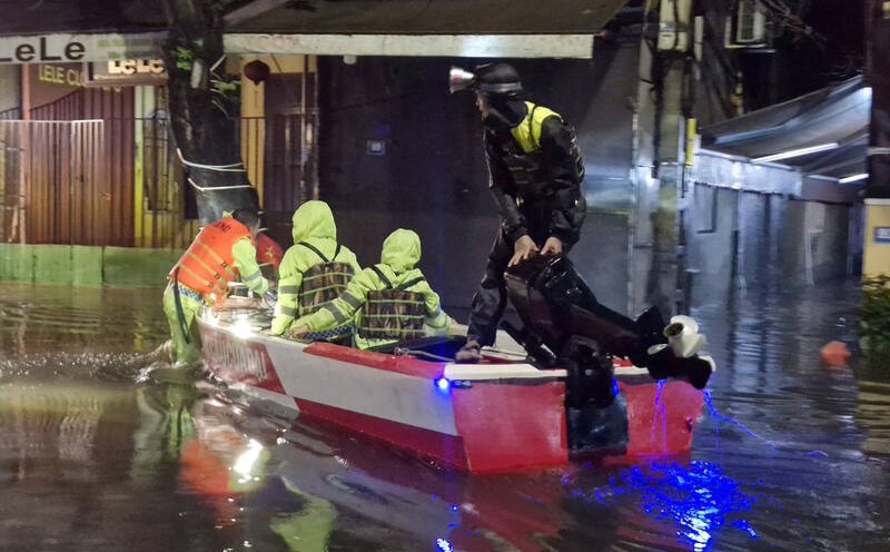 Rescue forces worked through the night to support the evacuation of people in Hoi An ancient town (Da Nang). Photo: Thu Giang