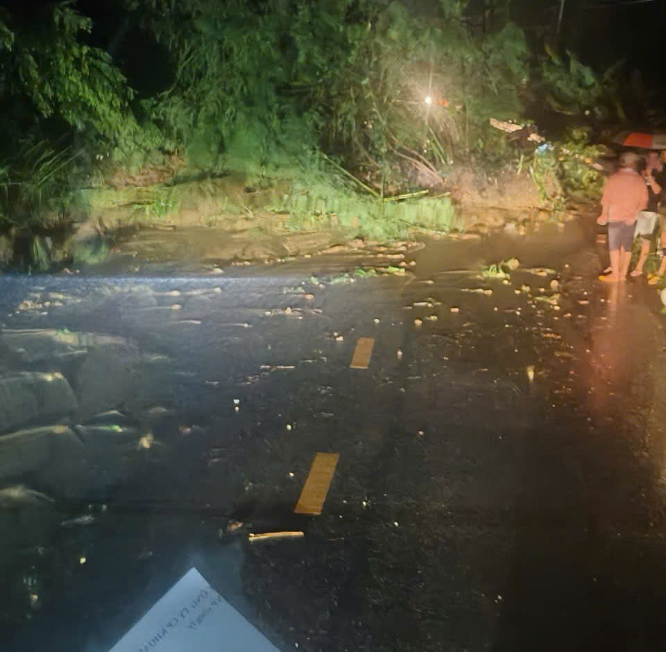 산사태로 인해 Khanh Hoa - Lam Dong을 연결하는 Song Pha 고개를 통과하는 교통이 마비되었습니다. 사진: 공안 제공