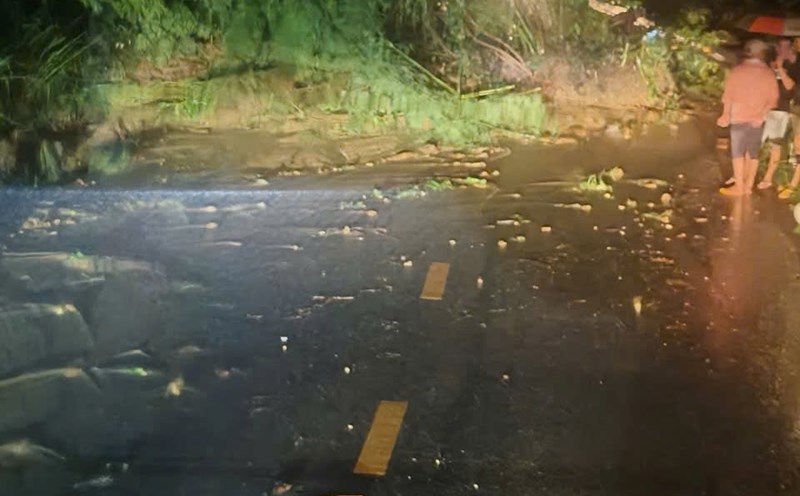 The landslide paralyzed traffic through Song Pha Pass connecting Khanh Hoa - Lam Dong. Photo: Provided by the police