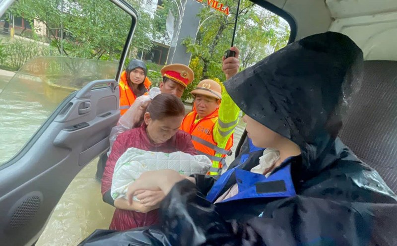 The authorities supported pregnant women in flooded areas to safety. Photo: Tran Hong.