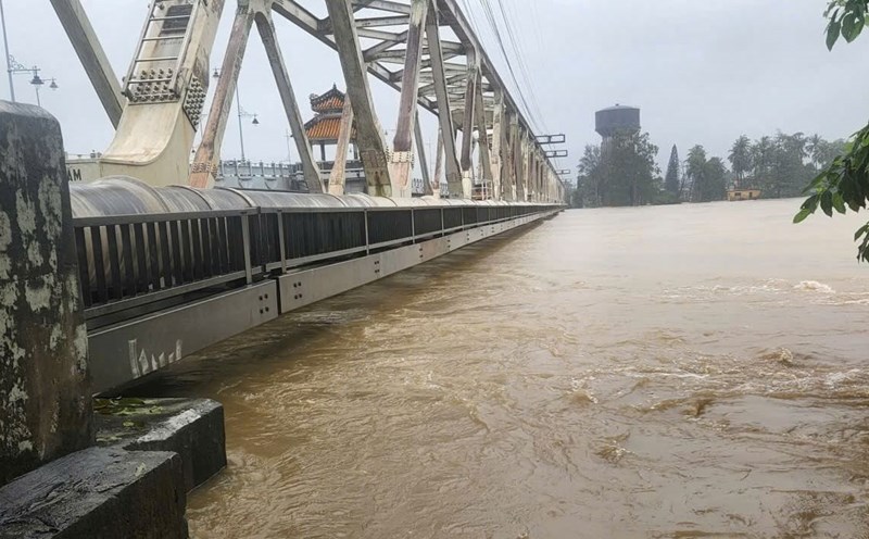 Floodwaters on the Huong River touch the bottom of the railway section across Da Vien Bridge (Hue City). Photo: Q. An.