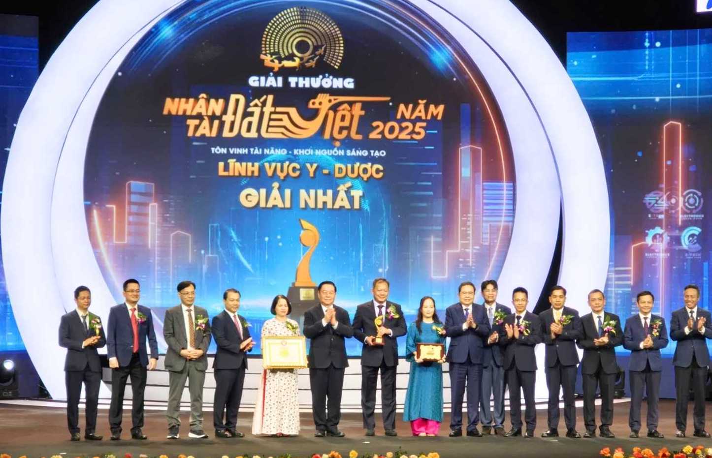 Cac nhan tai duoc ton vinh tai Le trao Giai thuong Nhan tai Dat Viet 2025. Anh: Phuong Anh