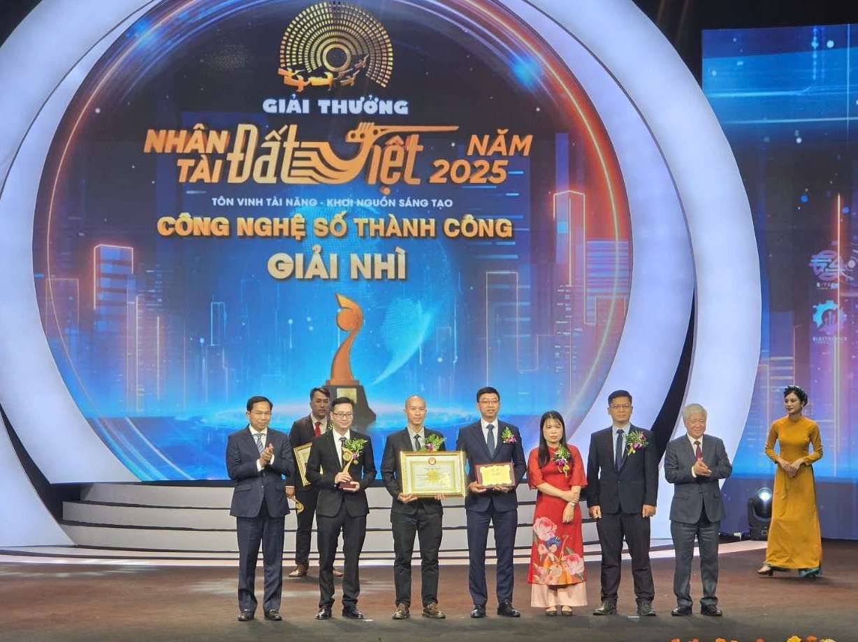 Uy vien Bo Chinh tri, Bi thu Trung Quoc Dang, Chu tich Uy ban Trung uong Mat tran To quoc Viet Nam Do Van Chien tham du le trao giai