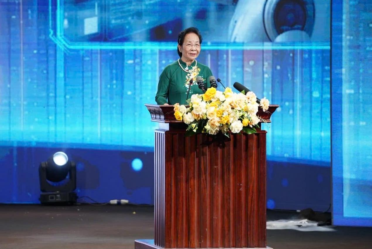 GS.TS Nguyen Thi Doan - Chu tich Hoi Khuyen hoc Viet Nam, Truong Ban chi dao Giai thuong Nhan tai Dat Viet 2025 - phat bieu tai buoi le. Anh: Do Thanh