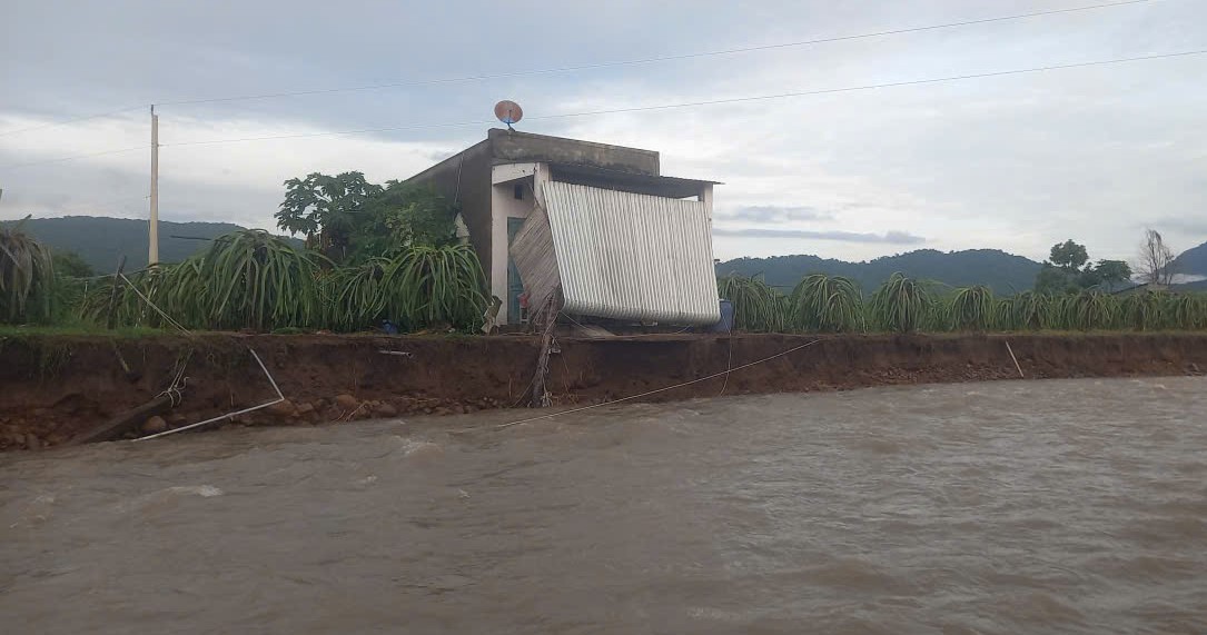 Mua lon khien sat lo dien bien phuc tap tai cac xa Dong Nam (Lam Dong). Anh: Phuc Khanh