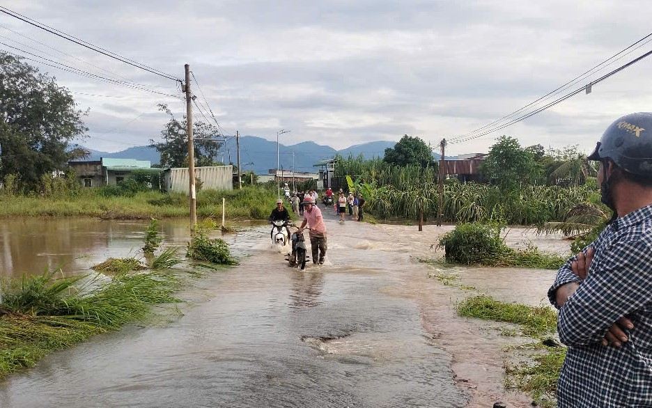 Duong dan sinh tai xa Ham Thuan bi co lap. Anh: Phuc Khanh