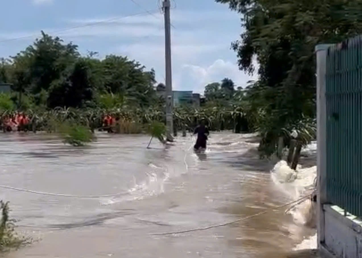 Cac luc luong tinh Lam Dong ung truc giup nguoi dan khac phuc hau qua mua lu. Anh: Phuc Khanh