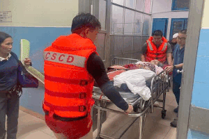 Las inundaciones en el rio rompen hitos historicos hospitales en Hue tienen que evacuar urgentemente a pacientes. Foto: Policia de la ciudad de Hue
