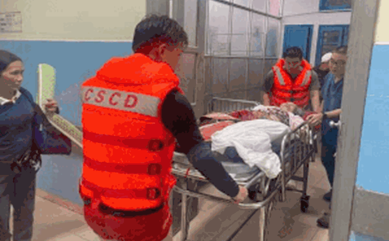Floods on the river broke historical milestones, hospitals in Hue had to urgently evacuate patients. Photo: Hue City Police