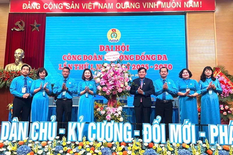 ベトナム労働総同盟のグエン・スアン・フン副委員長（右から4人目）は、ドンダ区労働組合の2025年から2030年までの第1回大会の開催を祝うため、ベトナム労働総同盟から花かごを贈呈した。写真: キエウ・ヴ