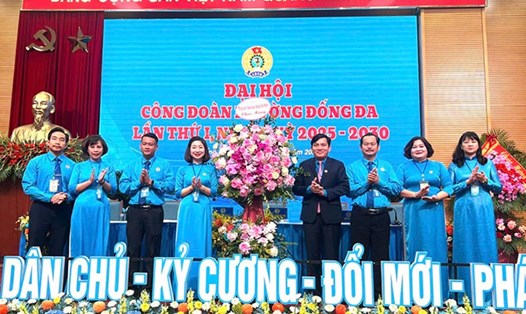 Phó Chủ tịch Tổng LĐLĐVN Nguyễn Xuân Hùng (thứ tư, từ phải sang) trao tặng lẵng hoa của Tổng LĐLĐVN chúc mừng Đại hội lần thứ nhất, nhiệm kỳ 2025 - 2030 Công đoàn phường Đống Đa. Ảnh: Kiều Vũ