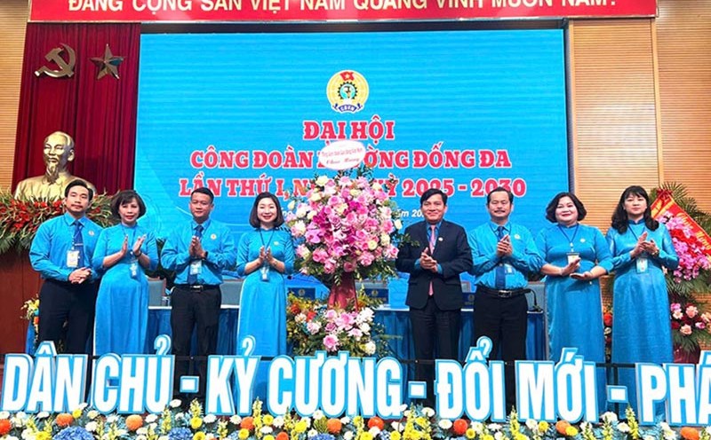 Vice President of the Vietnam General Confederation of Labor Nguyen Xuan Hung (4th, from right) presented a flower basket of the Vietnam General Confederation of Labor to congratulate the first Congress, term 2025 - 2030 of the Dong Da Ward Trade Union. Photo: Kieu Vu