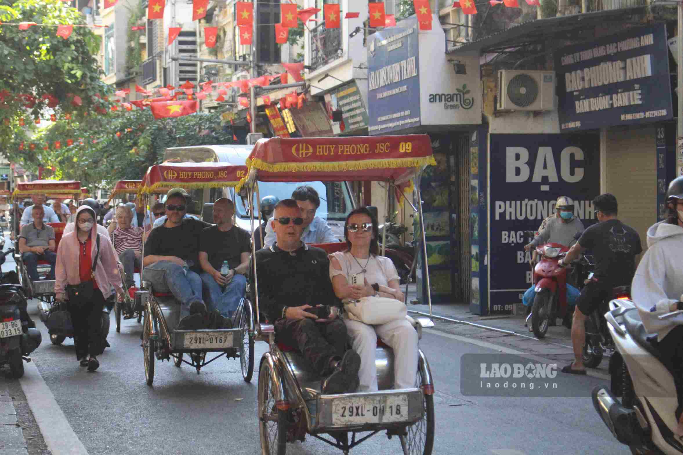 Turistas internacionales paseando por el casco antiguo de Hanoi en motos disfrutando del clima de otoño de octubre. Foto: Le Tuyen