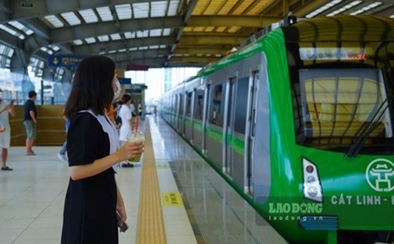 Hanoi approves the automatic ticket control process at the ticket gate to deploy solutions for applying identification, electronic authentication and biometric identification for train passengers at urban railway stations. Photo: Huu Chanh