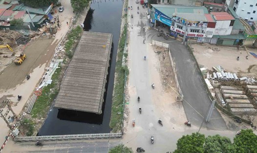 Cầu L3 qua sông Lừ (Hà Nội) tạm dừng thi công từ năm 2020 đến nay. Ảnh: Sóng Hữu