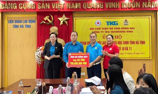 Công đoàn cơ sở Công ty CP TKG Taekwang Vina trao tiền quyên góp của công nhân Đồng Nai tới người dân bị ảnh hưởng bão lũ ở tỉnh Hà Tĩnh. Ảnh: Công đoàn Công ty
