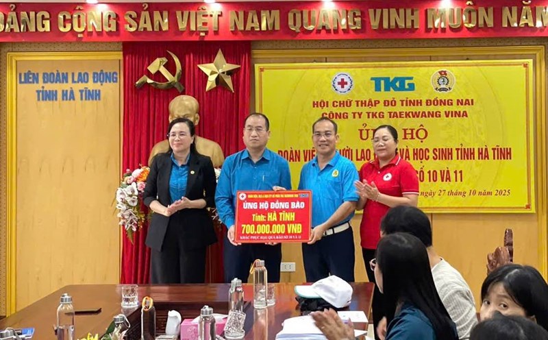 The Trade Union of TKG Taekwang Vina Joint Stock Company presented donations from Dong Nai workers to people affected by storms and floods in Ha Tinh province. Photo: Company's Trade Union
